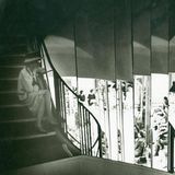 Coco Chanel auf der Treppe in ihrem Pariser Haus in der Rue Cambon
