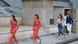 Models laufen über durch eine Kulisse, die an die Dächer von Paris erinnert