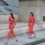 Models laufen über durch eine Kulisse, die an die Dächer von Paris erinnert