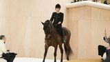 Charlotte Casirarghi reitet auf einem Pferd in die Show-Kulisse
