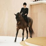 Charlotte Casirarghi reitet auf einem Pferd in die Show-Kulisse