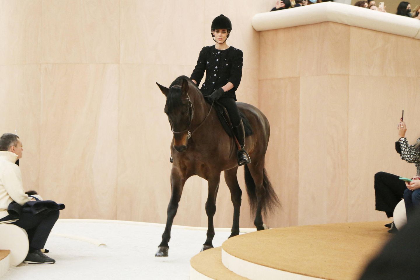 Charlotte Casirarghi reitet auf einem Pferd in die Show-Kulisse