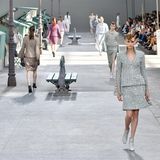 Models laufen über den Laufsteg, der dem Ufer der Pariser Seine nachempfunden ist