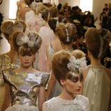 Chanel-Models mit silbernen Kleidern und hochtopierten Haaren laufen über den Laufsteg