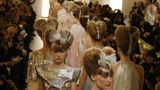 Chanel-Models mit silbernen Kleidern und hochtopierten Haaren laufen über den Laufsteg