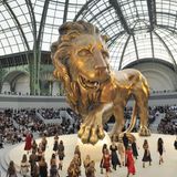 Im Pariser Grand Palais steht ein großer goldener Löwe auf dem Laufsteg