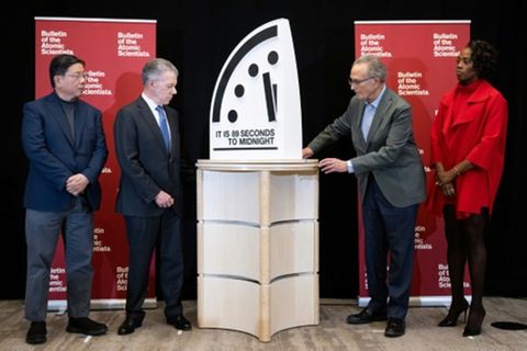 Der kolumbianische Ex-Präsident Santos (2.v.l.) an der Weltuntergangsuhr