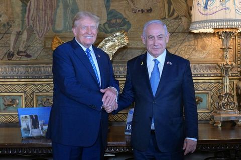 US-Präsident Donald Trump (l.) bei einem Treffen mit Benjamin Netanjahu in Mar a Lago im Juli