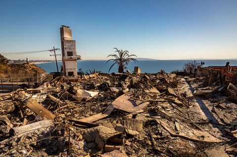 Nach dem Waldbrand des Palisades Fire erstreckt sich eine Trümmerlandschaft aus verbrannten Ruinen bis zum Meer