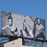 Plakat am Sunset Boulevard in Los Angeles, dass David und Victoria Beckham in Unterwäsche von Emporio Armani zeigt