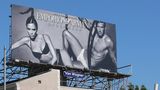 Plakat am Sunset Boulevard in Los Angeles, dass David und Victoria Beckham in Unterwäsche von Emporio Armani zeigt