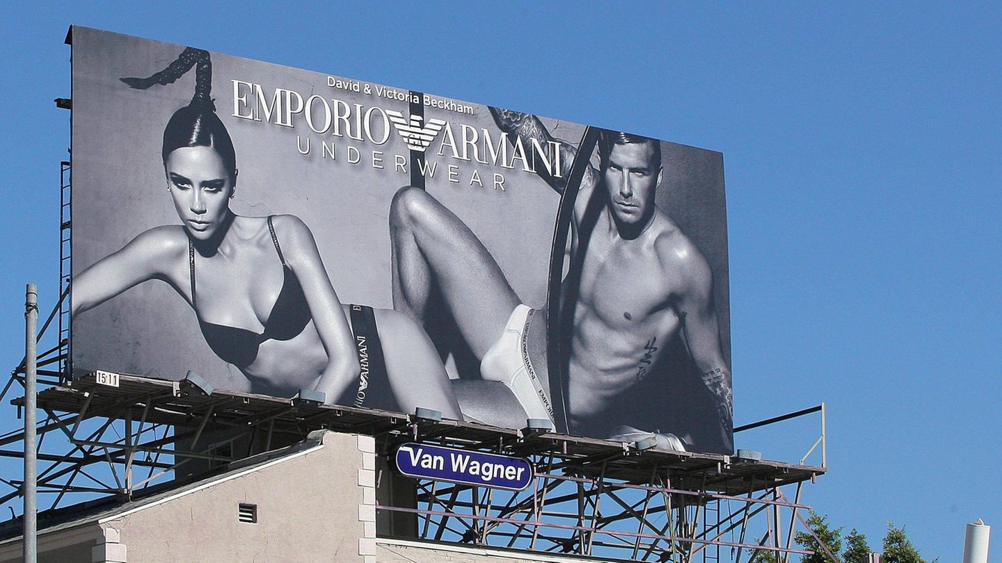 Plakat am Sunset Boulevard in Los Angeles, dass David und Victoria Beckham in Unterwäsche von Emporio Armani zeigt