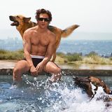 Jeremy Allen White wirbt mit Hunden und am Pool sitzend für Calvin Klein