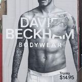 Werbetafel von H&M, die eine Unterwäsche-Kampagne mit David Beckham zeigt