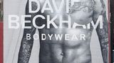 Werbetafel von H&M, die eine Unterwäsche-Kampagne mit David Beckham zeigt