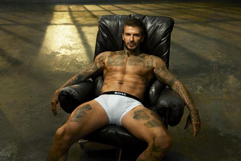 David Beckham in weißen Unterhosen fläzt sich für eine Boss-Werbung auf einem Ledersessel
