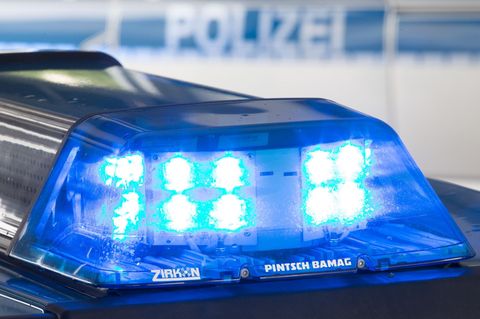 Ein Blaulicht leuchtet auf dem Dach eines Polizeiwagens