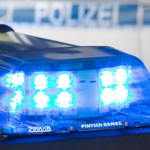 Ein Blaulicht leuchtet auf dem Dach eines Polizeiwagens