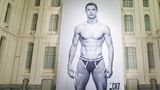 Cristiano Ronaldo in Unterhosen auf einem Plakat, das an einer Hausfassade hängt