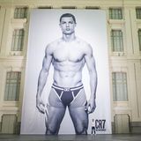 Cristiano Ronaldo in Unterhosen auf einem Plakat, das an einer Hausfassade hängt