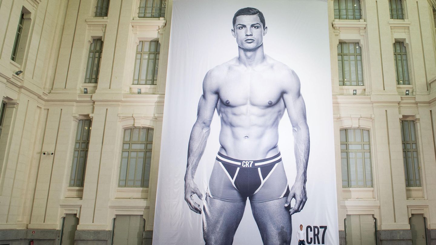 Cristiano Ronaldo in Unterhosen auf einem Plakat, das an einer Hausfassade hängt