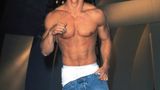 Mark Wahlberg mit herausblitzender Unterhose auf dem Laufsteg von Calvin Klein