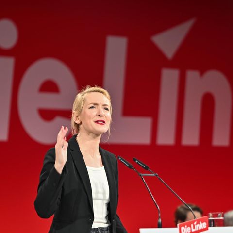 Die Linken-Chefin Ines Schwerdtner bei einer Rede