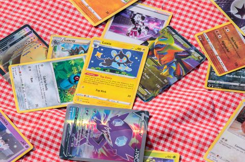 Pokémon-Karten liegen auf dem Tisch