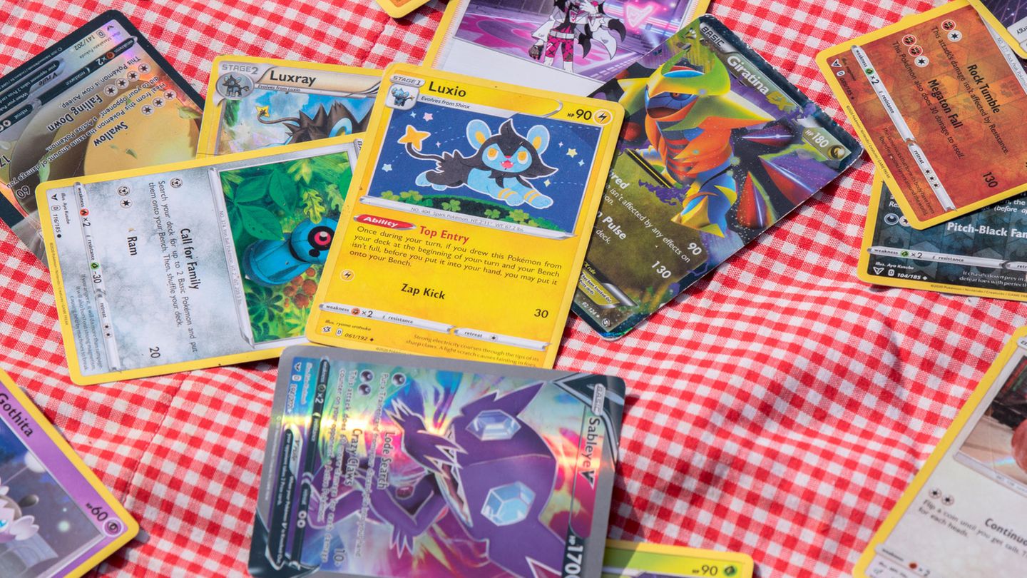 Pokémon-Karten liegen auf dem Tisch