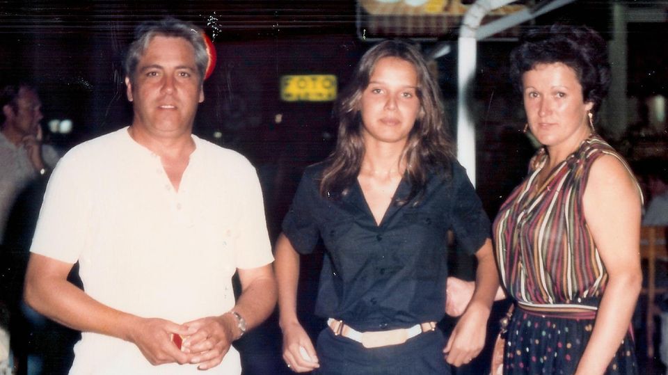 Désirée Nosbusch mit ihren Eltern 1975