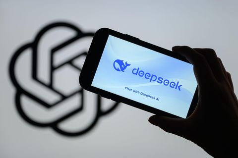 Die beiden Logos von Deepseek und ChatGPT
