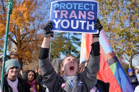 Donald Trump: Befürworter von Transgender-Rechten protestieren während einer Kundgebung vor dem Obersten Gerichtshof