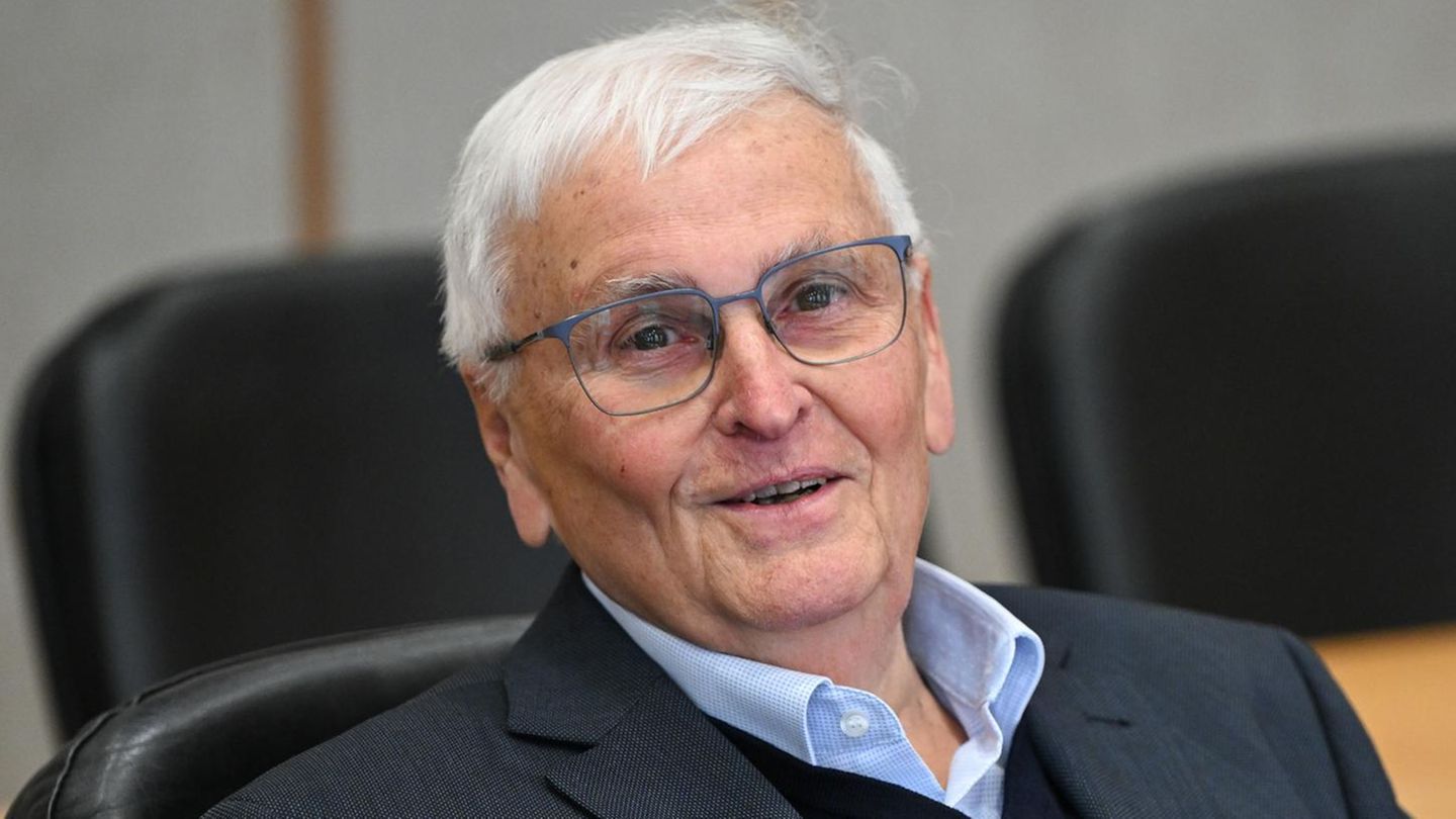 Theo Zwanziger, früherer DFB-Präsident, wartet im Prozess um die Sommermärchen-Affäre im Gerichtssaal des Frankfurter Landgerichts