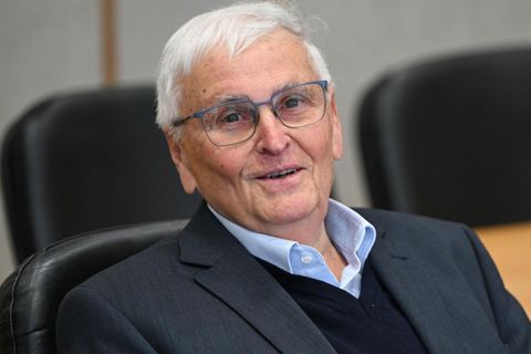 Theo Zwanziger, früherer DFB-Präsident, wartet im Prozess um die Sommermärchen-Affäre im Gerichtssaal des Frankfurter Landgerichts