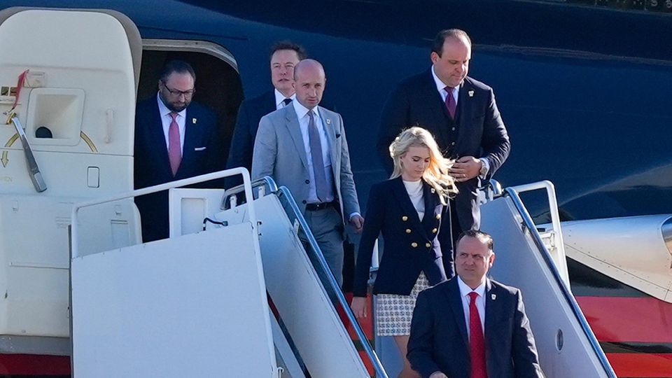 Präsidenten-Vertraute: Trumps enger Kreis: Natalie Harp (M.), Stephen Miller (3. v. l.) und Elon Musk (2. v. l.) steigen aus der Trump Force One Trumps enger Kreis: Natalie Harp (M.), Stephen Miller (3. v. l.) und Elon Musk (2. v. l.) steigen aus der Trump Force One