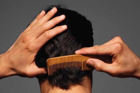 Bebilderung Haarausfall: Ein Mann kämmt sich die Haare