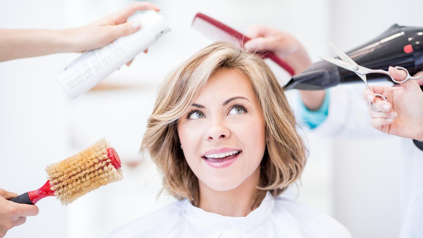 Besser mit dem Dyson Airwrap: Frau ist umringt von Händen mit Schere, Bürste und Föhn.