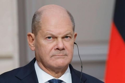 Olaf Scholz schaut grimmig in die Kamera. Wegen Cum Ex?