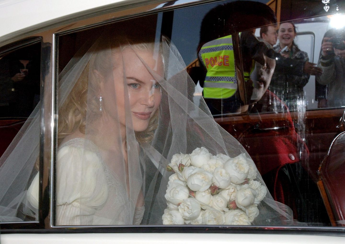 Nicole Kidman blickt aus dem Autofenster durch den transparenten Schleier ihres Hochzeitkleides