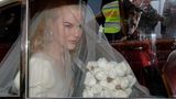 Nicole Kidman blickt aus dem Autofenster durch den transparenten Schleier ihres Hochzeitkleides