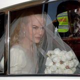 Nicole Kidman blickt aus dem Autofenster durch den transparenten Schleier ihres Hochzeitkleides
