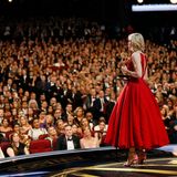 Nicole Kidman in roter Robe bei ihrer Dankesrede für den Emmy 2017
