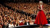 Nicole Kidman in roter Robe bei ihrer Dankesrede für den Emmy 2017