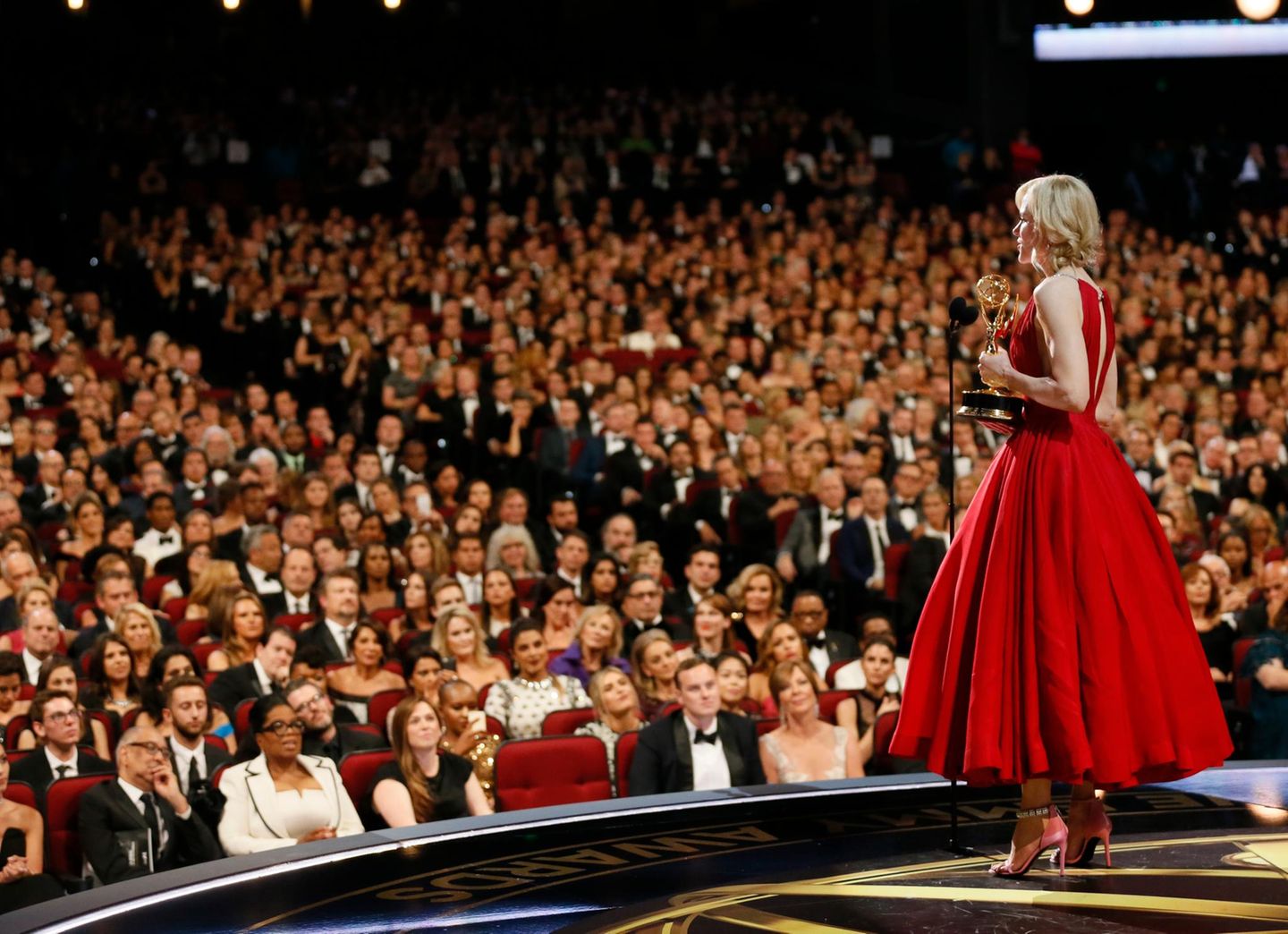 Nicole Kidman in roter Robe bei ihrer Dankesrede für den Emmy 2017