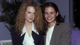 Nicole Kidman sitzt neben ihrer Schwester Antonia