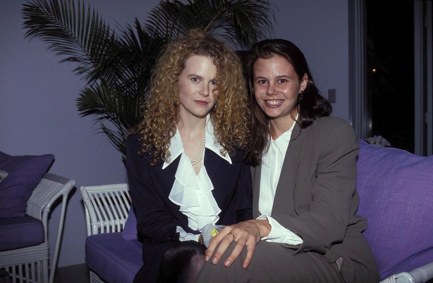 Nicole Kidman sitzt neben ihrer Schwester Antonia