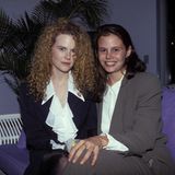 Nicole Kidman sitzt neben ihrer Schwester Antonia