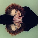 Nicole Kidman hat den Kopf auf einer spiegelnden Tischplatte abgelegt und sieht nachdenklich in die Ferne