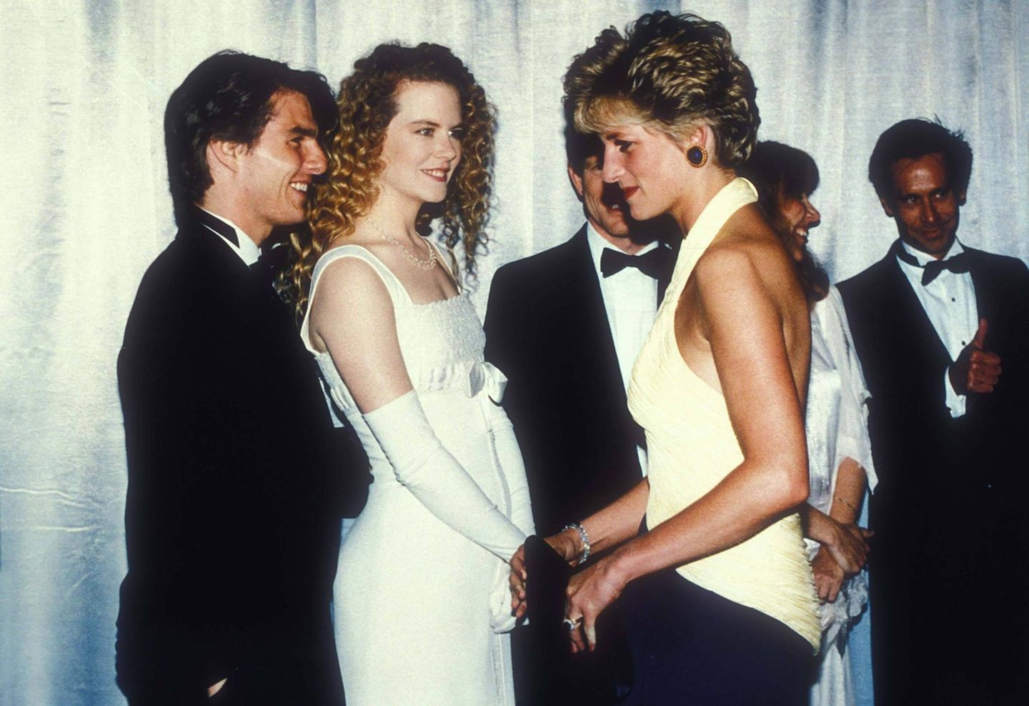 Tom Cruise und Nicole Kidman begegnen Lady Di bei einer Filmpremiere
