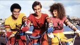 Nicole Kidman auf einem BMX-Rad mit ihren Schauspielkollegen James Lugton und Angelo D'Angelo